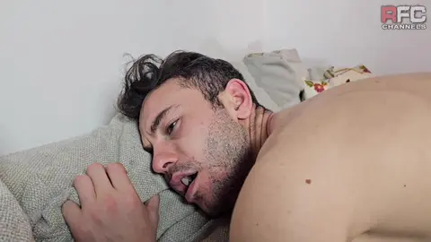 Derek Quartz – Le twunk turc écarte son trou à Istanbul