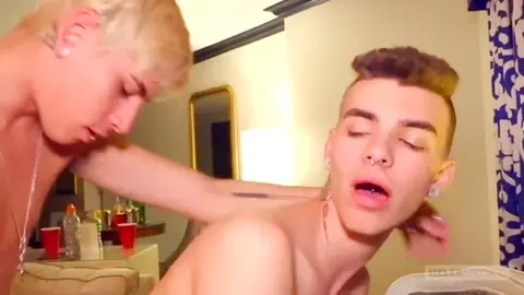 Twinks sexy Aiden Jace amants à l'hôtel - Action bareback crue