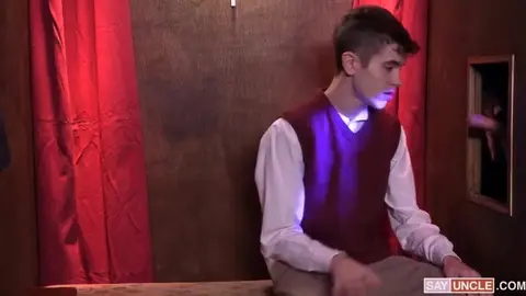 Le sexy twink Levi Rhodes se fait défoncer par un daddy