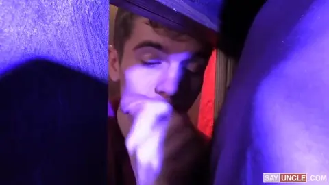 Le sexy twink Levi Rhodes se fait défoncer par un daddy