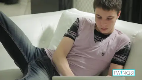 Le beau mec pâle Zane baise le petit twink excité Andrew