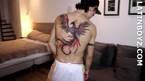 Minet latino tatoué branle sa grosse bite en interview solo