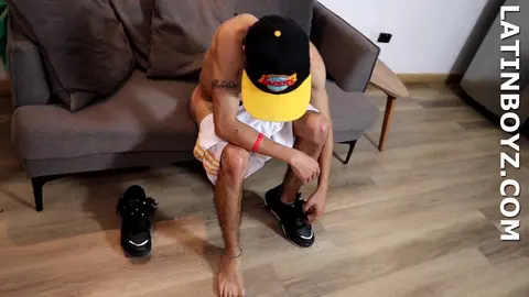 Minet latino tatoué branle sa grosse bite en interview solo
