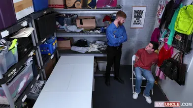 Tu sais suivre les ordres ? – Jeune Minet Baise le Vigile pour Décrocher un Boulot