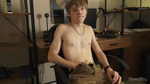 Session solo d'un minet musclé bien chaud