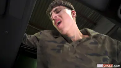 Un minet imberbe paie sa réparation auto avec son petit cul serré – Baise crue par un daddy