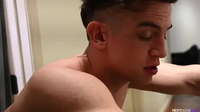 Squirt Cruising Gloryhole – Un minet lisse suce des inconnus sans capote