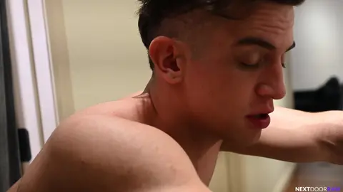 Squirt Cruising Gloryhole – Un minet lisse suce des inconnus sans capote