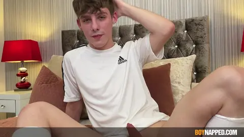Le mignon minet Leo se fait prendre en main par deux mecs excités – Partie 1