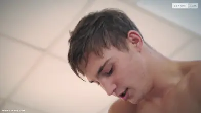 Pool Boy Partie 1 – Un minet avide sert le patron sans capote au bord de la piscine