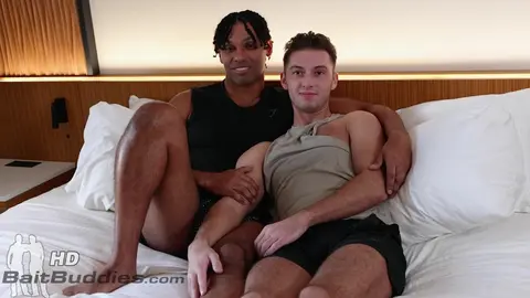 Tony Genius baise Christopher White sans capote sur le lit