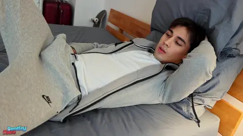 Logan se déshabille et se branle dans sa première vidéo