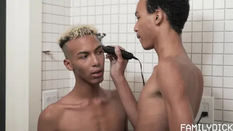 Les jumeaux identiques Dante & Diego baisent sans capote sous la douche