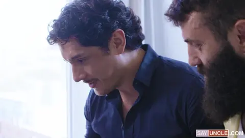 Laisse couler tes fluides créatifs – Partie à quatre bareback et échange de sperme