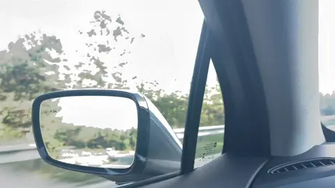 Un couple a ramassé un minet avec une grosse bite et l'a baisé dans la voiture.