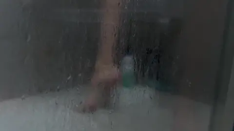 Le mignon twink branle la bite de son beau-père