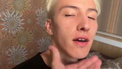 Daddy baise son mec hard et remplit son trou de sperme