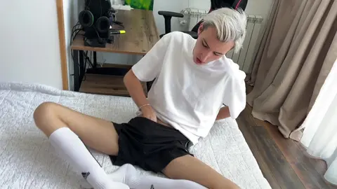 Un mec baise la bouche d'un beau joueur de foot et le remplit de sperme