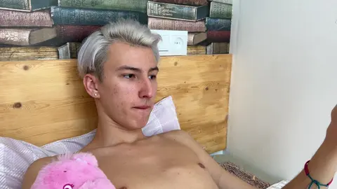 Le beau-père offre un masturbateur SVAKOM à son beau-fils et lui enseigne les avantages