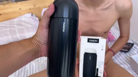 Le beau-père offre un masturbateur SVAKOM à son beau-fils et lui enseigne les avantages