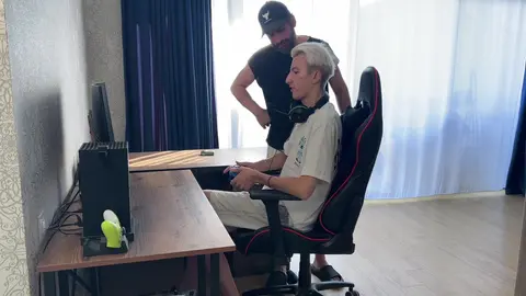 Le beau-père apprend à son beau-fils comment baiser une petite salope et venir en elle