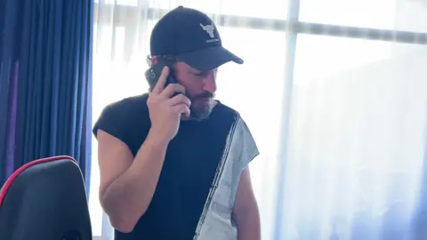 Le beau-père apprend à son beau-fils comment baiser une petite salope et venir en elle