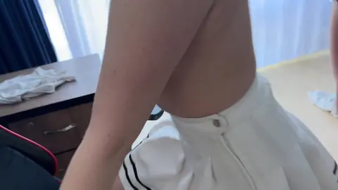 Le beau-père apprend à son beau-fils comment baiser une petite salope et venir en elle