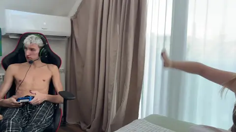 Le beau-père surprend son beau-fils en train de baiser une petite pute et détruit leurs plans