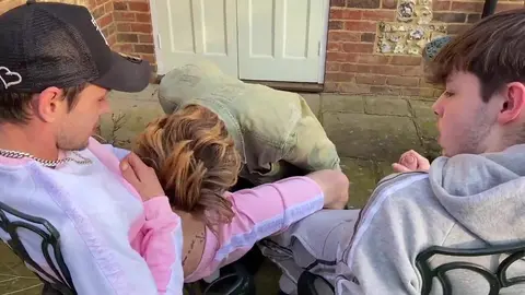 Harri Oakland & H TwinkGuy enfoncent leur bite dans la gorge de Jake Hudson