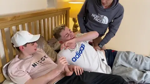 Reece McKenzie se fait dominer sans capote par Harri Oakland & H TwinkGuy