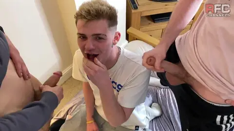 Reece McKenzie se fait dominer sans capote par Harri Oakland & H TwinkGuy