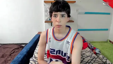 Un minet se branle la grosse bite dans son maillot de basket