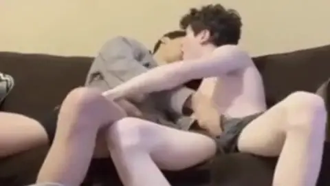 Deux minets bien montés se sucent mutuellement leurs énormes queues sur le canapé