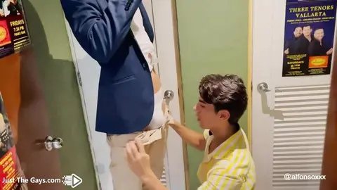 Alfonso Osnaya se fait baiser aux toilettes du karaoké