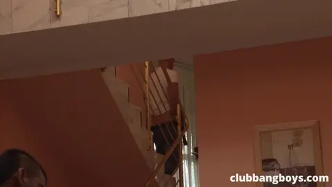 Baise Bareback sur la Table à Dîner