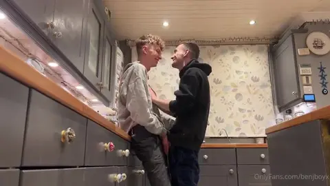 Baiser dans la cuisine – BenjBoyx se fait défoncer le trou serré