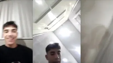 Deux minets se branlent ensemble