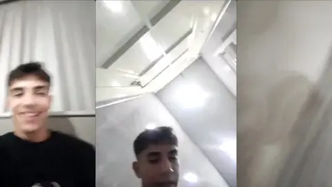 Deux minets se branlent ensemble