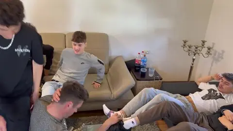 7 jeunes alphas exigent l'adoration de leurs pieds de leur soumis