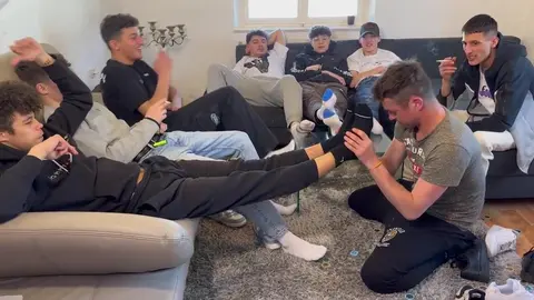 7 jeunes alphas exigent l'adoration de leurs pieds de leur soumis