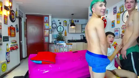 Jeunes Latinos en groupe – 3