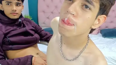 Un minet colombien suce une bite et reçoit un facial