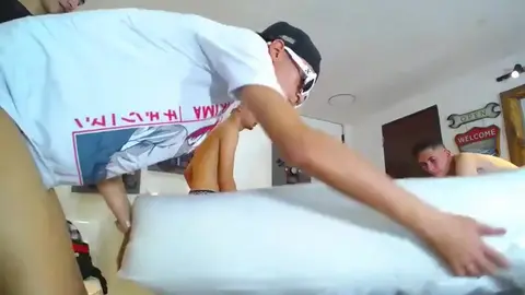 Gang bang des camboys latin – 12