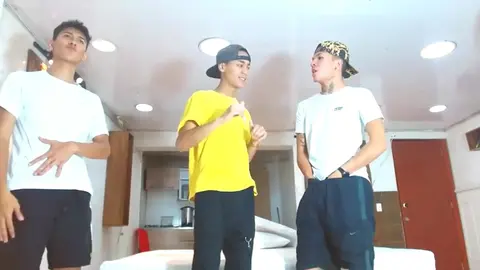 Camboys latinos en baise de groupe – 2