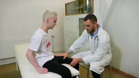 Un jeune mec enculé et défoncé par un médecin pervers