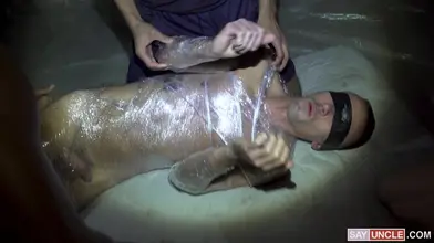 Emballé dans du plastique – Des mecs de fraternité bizutent et remplissent leur nouveau sans capote
