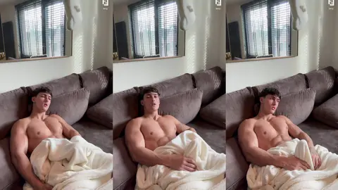 Levy Van Wilgen – Nu sous une Serviette sur le Canapé