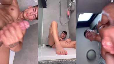 Levy Van Wilgen Nu Sous La Douche En Train de Se Branler