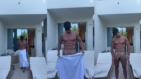 Levy Van Wilgen Lâche sa Serviette – Tease Nu en Plein Air sur la Terrasse