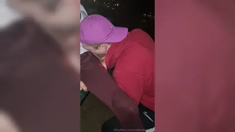 Je suce une bite en public la nuit